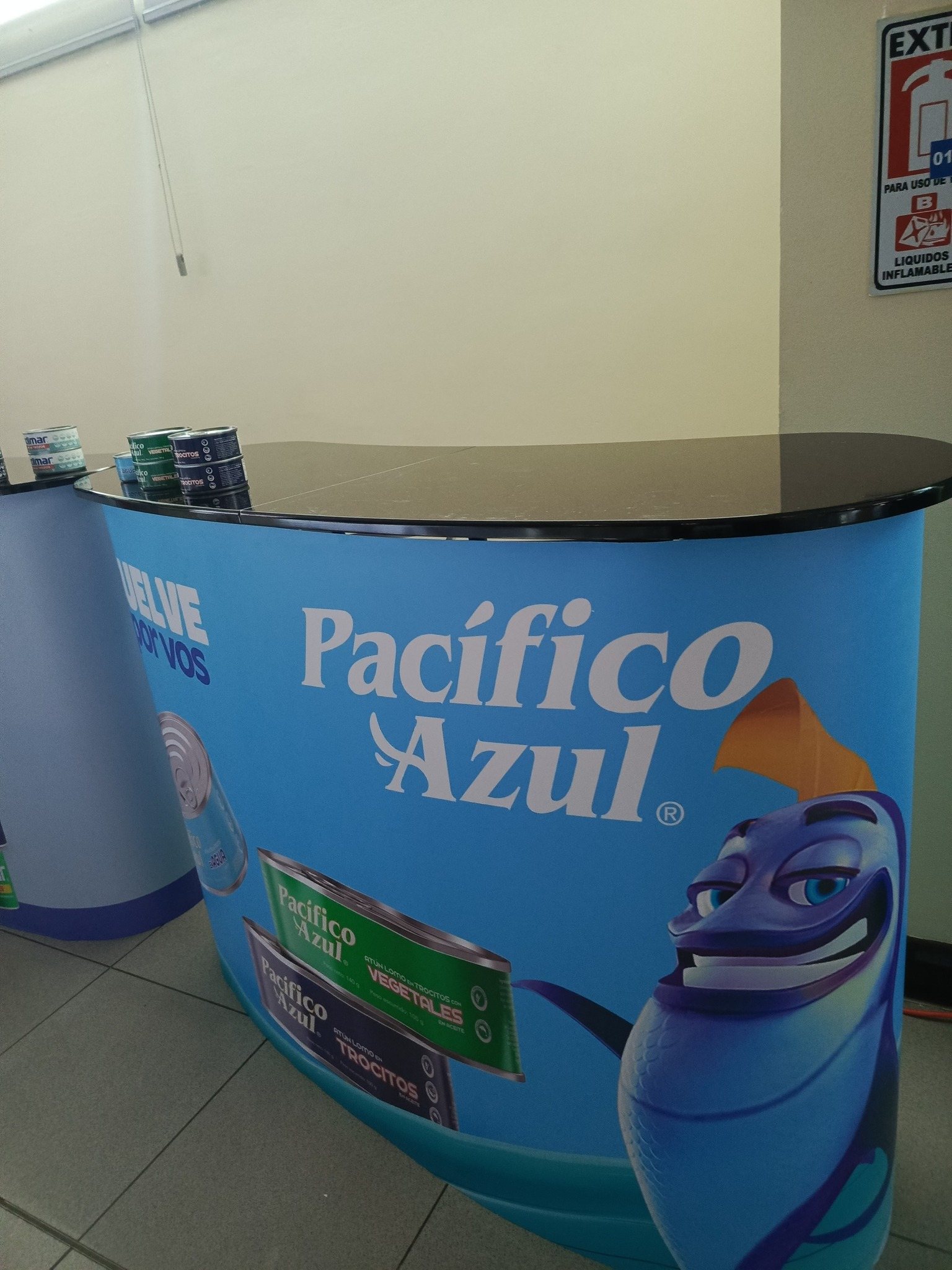 Backdrop con diana promocional para Credisiman.