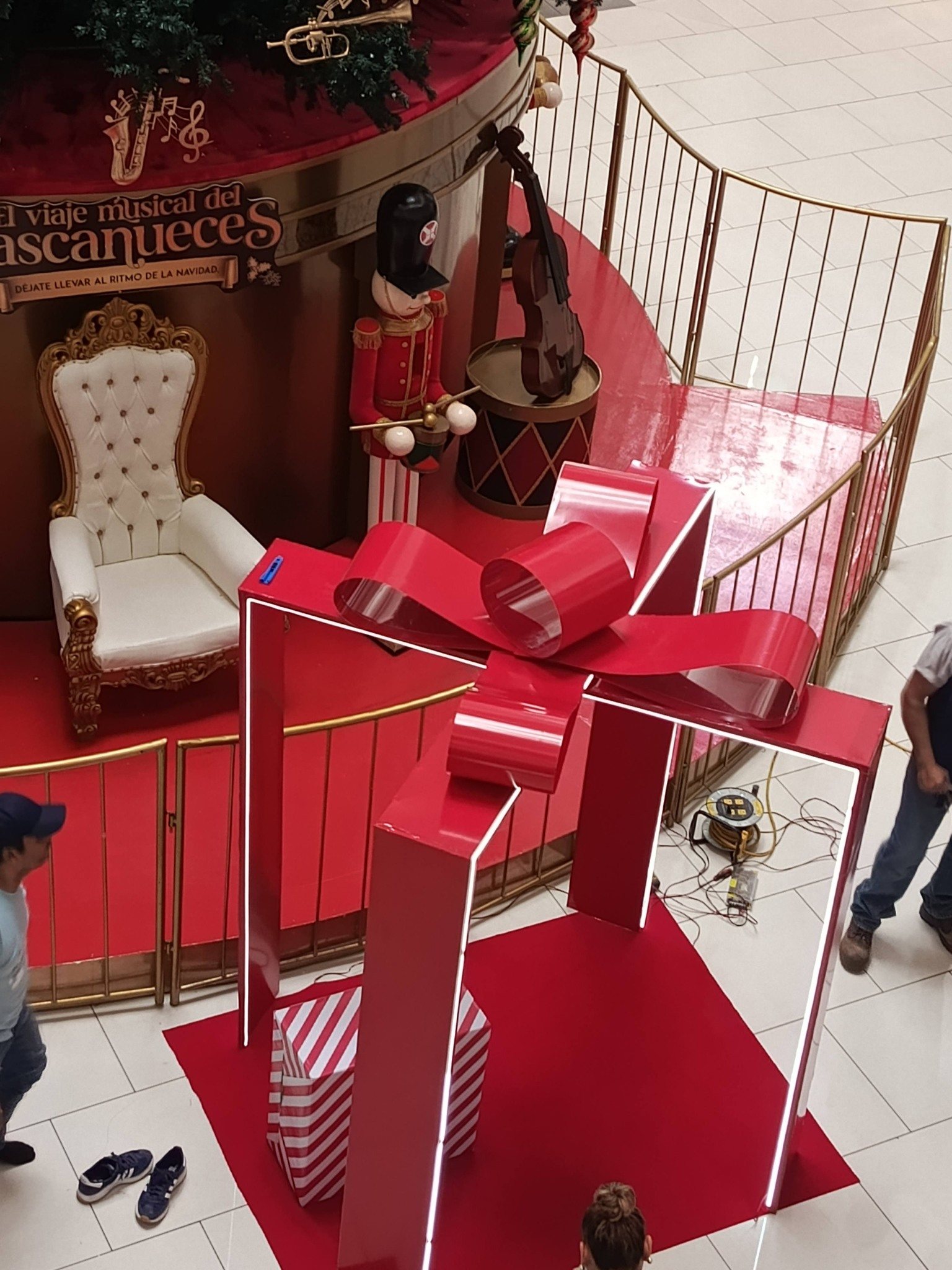 Instalación navideña con estructura gigante en un centro comercial.