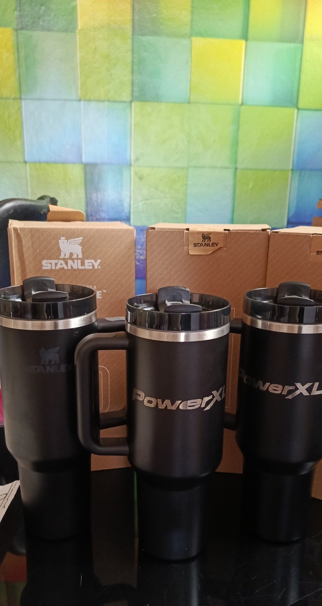 Mugs personalizados color negro con marca PowerXL.