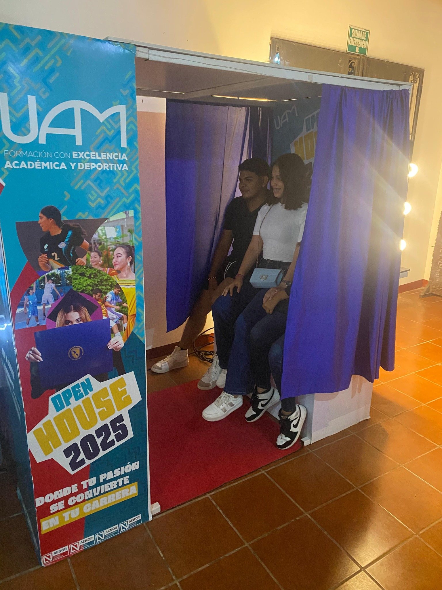 Montaje tipo photobooth para open house.