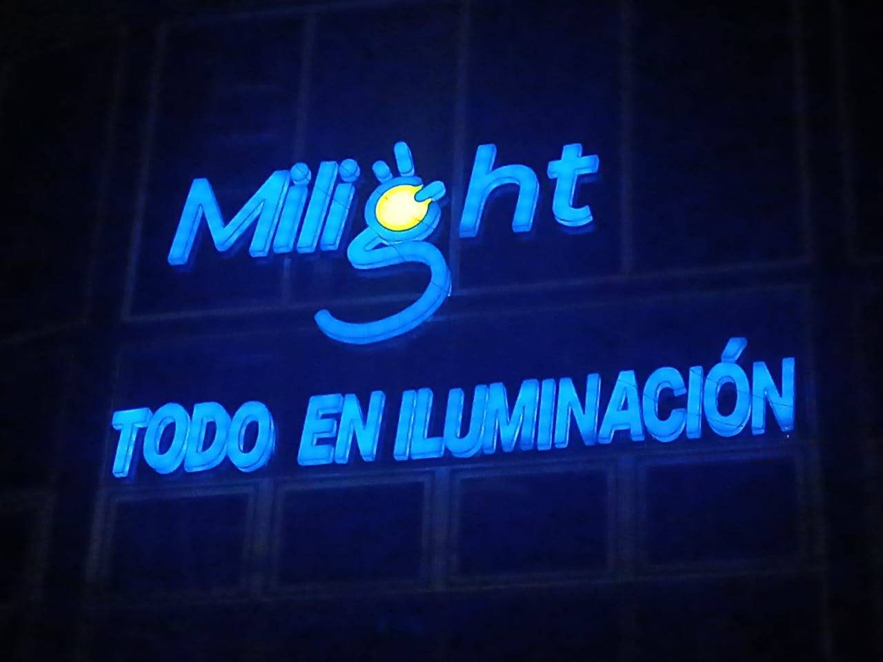 Rótulo iluminado con el nombre Milight.