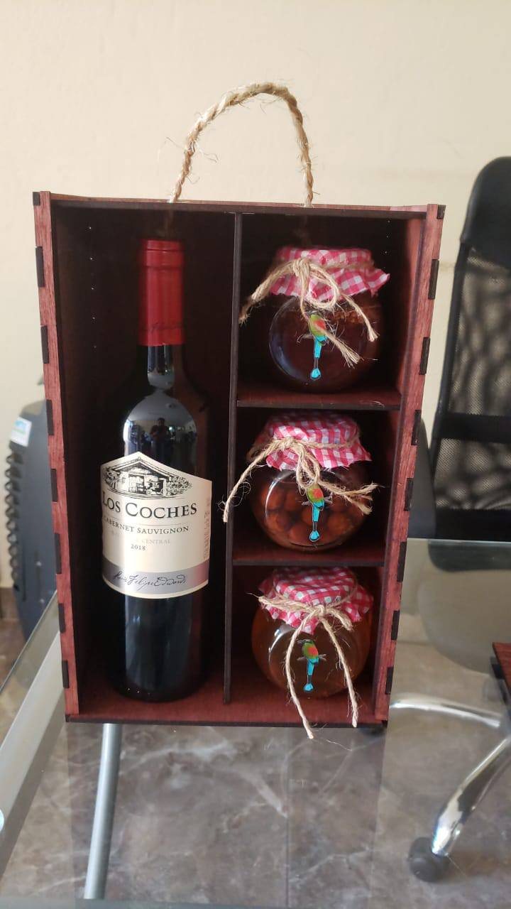 Set de regalo con botella, copa y chocolates.